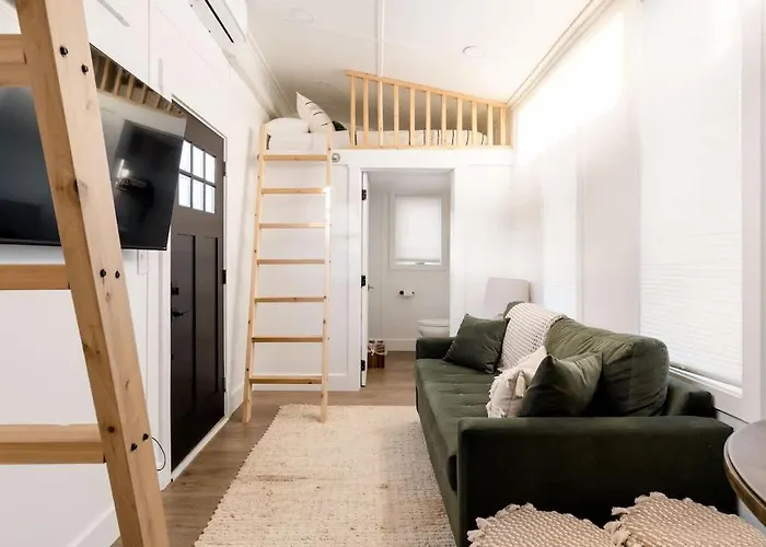 Stay Portland Collection - The Graffiti Alley Tiny House - Food, Art & Beer